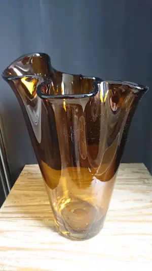 Niet of onleesbaar gesigneerd - Vintage glazen zakdoekvaas kopen? Bied vanaf 1!