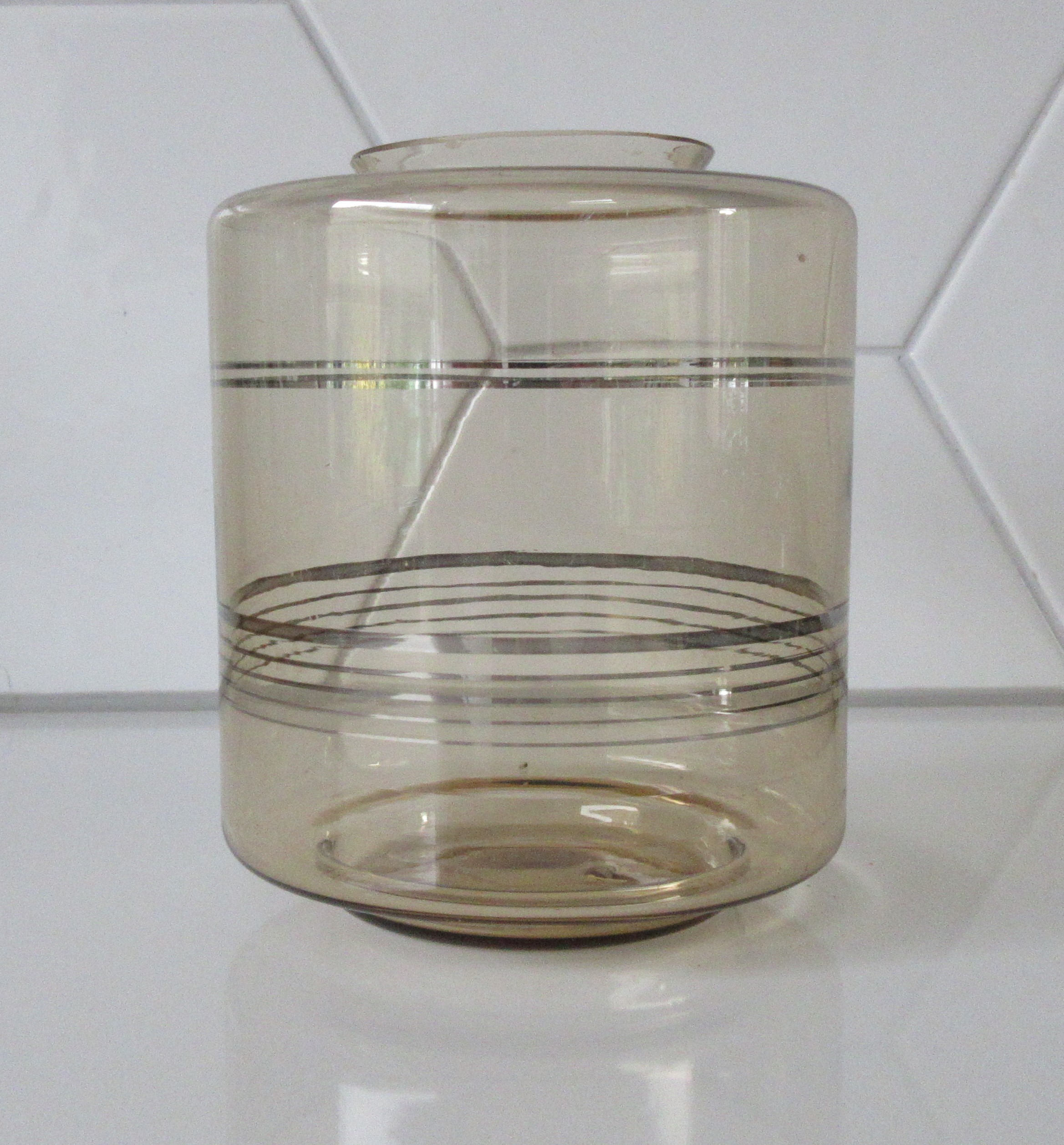 Niet of onleesbaar gesigneerd - Art deco Belgische rookglazen vaas (tonnetje) kopen? Bied vanaf 1!