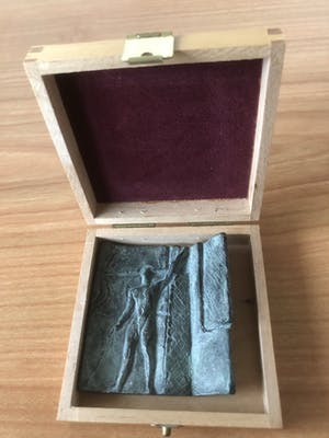 Brons (Onbekend) - Bronzen object / penning in houten doosje met kunstwerkje erop. kopen? Bied vanaf 70!
