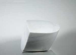 Niet of onleesbaar gesigneerd - Abstract geometrisch massief marmeren sculptuur kopen? Bied vanaf 1!