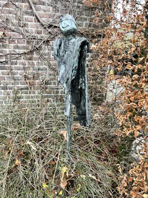 Renee van Leusden - bijzonder figuurlijk beeld uitgevoerd in brons kopen? Bied vanaf 800!