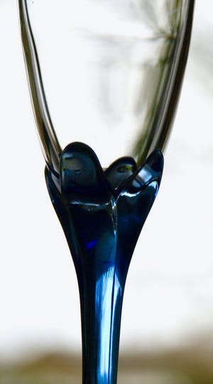 Niet of onleesbaar gesigneerd - 11 Zeldzame vintage saffierblauwe Franse tulp champagneglazen & wijnglazen kopen? Bied vanaf 1!