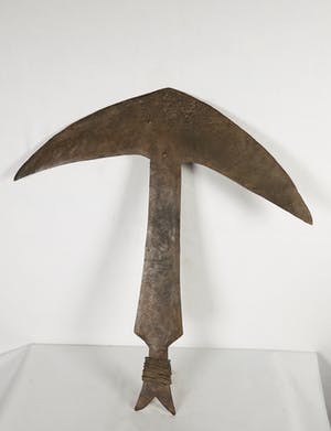 Kota - IJzeren T-vormig werpmes en tevens betaalmiddel met koperen knopjes kopen? Bied vanaf 1!