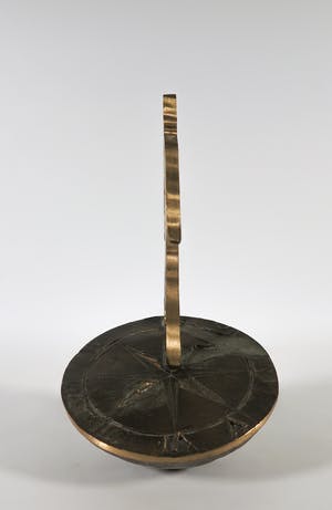 Desiree Tonnaer - Bronzen beeld van een figuur op een zonnewijzer kopen? Bied vanaf 100!