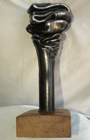 Niet of onleesbaar gesigneerd - Metalen beeld , “Gesmolten…!” – Op hardhouten voet kopen? Bied vanaf 1!