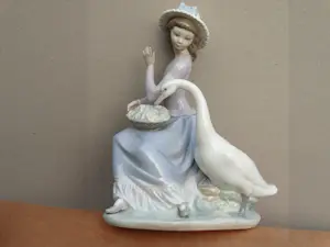 Lladro - Junges Mädchen mit Früchtekorb und einer neugierigen Ente kopen? Bied vanaf 109!
