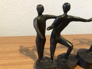 Brons (Onbekend) - Gesigneerd modern bronzen beeld " ELKAAR OP WEG HELPEN " kopen? Bied vanaf 45!