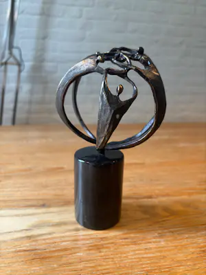 AcheterCorry Ammerlaan - Brons sculptuur getiteld "Samenwerking", rustend op een zwarte marmeren sokkel? Enchérissez de 45!