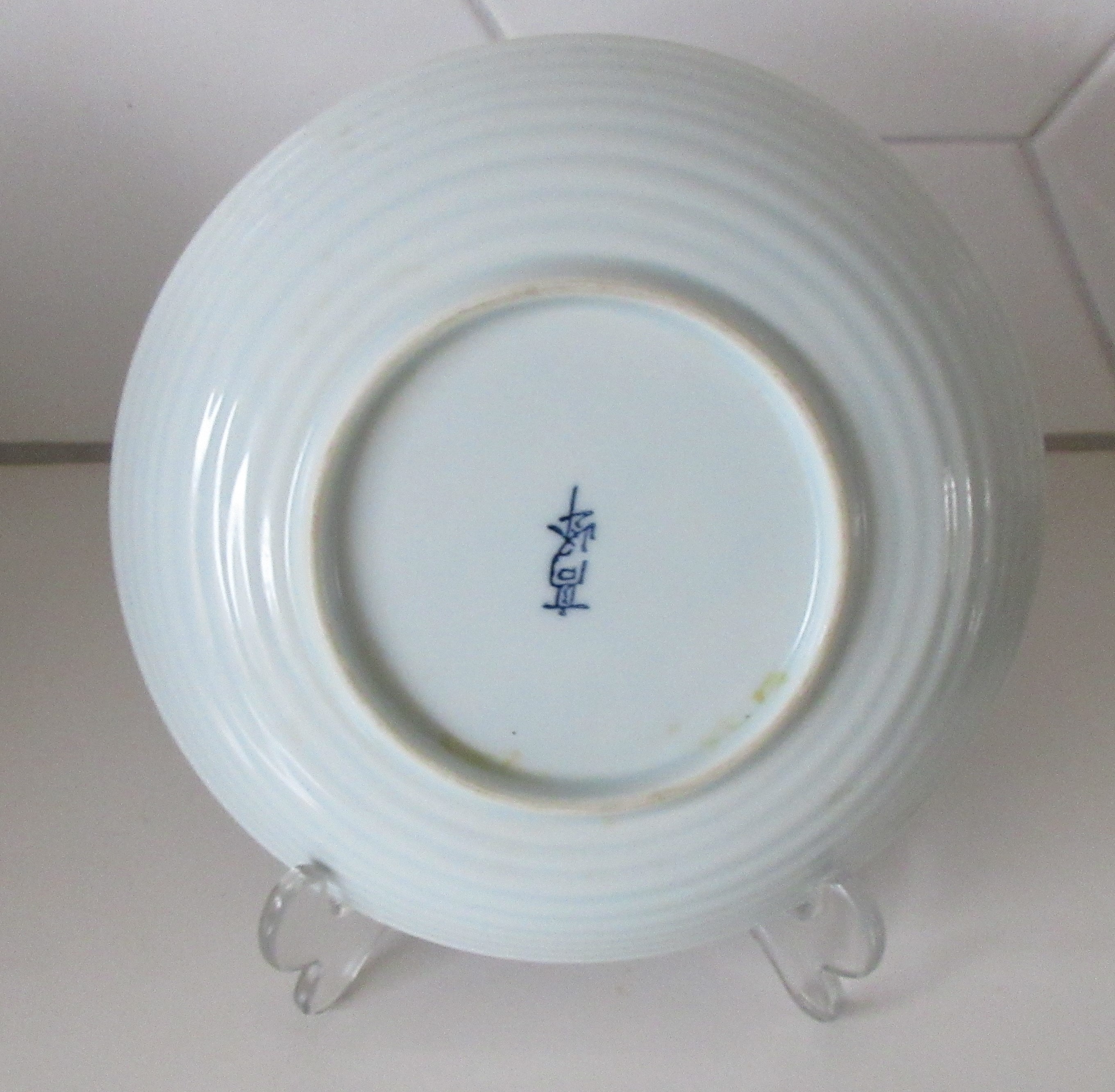 Niet of onleesbaar gesigneerd - Twee 20e eeuwse blauw witte hand beschilderde Chinese Porseleinen Bordjes kopen? Bied vanaf 1!