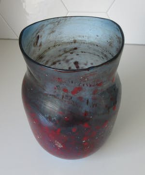 Niet of onleesbaar gesigneerd - Studio blauw glazen vaas met o.a. rode glaspoeders - hand gesigneerd kopen? Bied vanaf 1!