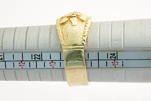183- Grote & mooi bewerkte 18 krt geel gouden "Rozen met blad" unisex ring kopen? Bied vanaf 740!