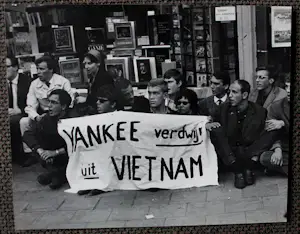 Cor Jaring - Foto: Sit-in-demonstranten tegen de oorlog in Vietnam (Amsterdam) kaufen? Bieten Sie von 200!