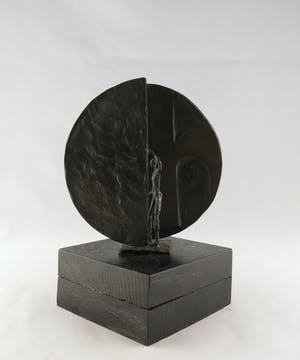 Brons (Onbekend) - Brons, Figuur tussen twee halve cirkels kopen? Bied vanaf 50!