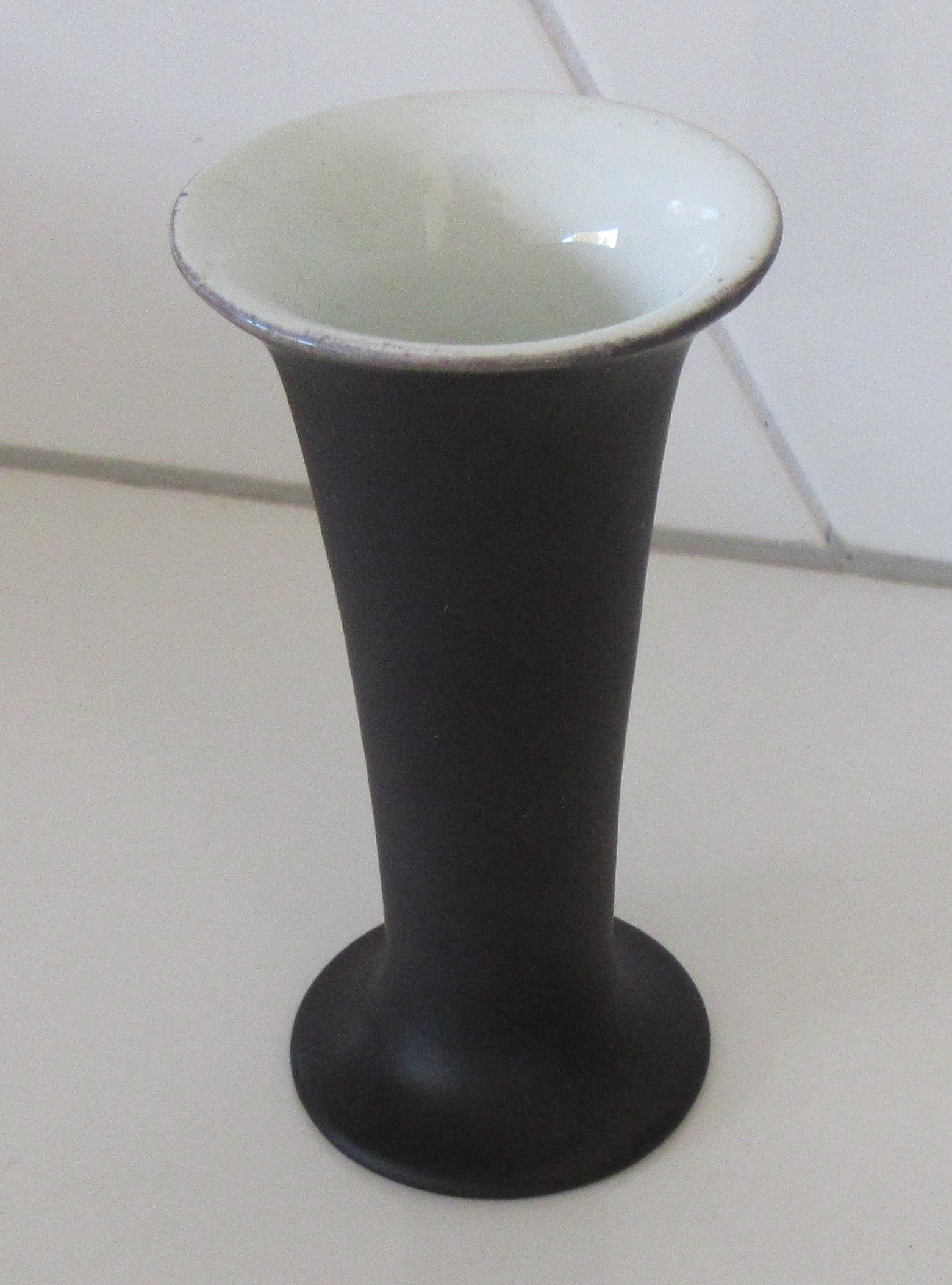 Niet of onleesbaar gesigneerd - Mat zwart en glazend wit platelen Bibelot vaasje model 1506 kopen? Bied vanaf 1!