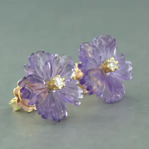 18kgouden oorknoppen in bloem vorm geslepen amethist en briljant geslepen diaman kopen? Bied vanaf 185!