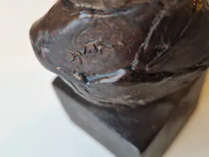 Jos van Riemsdijk - Vertederend bronzen sculptuur "Cambodjaantje" op aardewerk sokkel(tje) kopen? Bied vanaf 89!