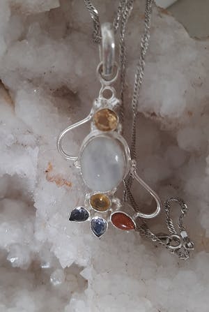 Curiosa - Zilveren ketting 925 met hanger Regenboog Maansteen kopen? Bied vanaf 40!