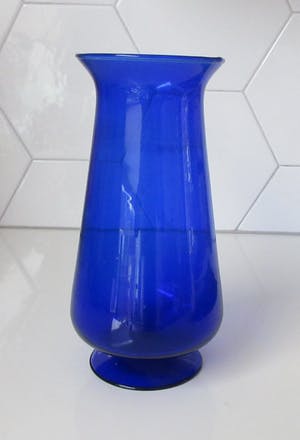 Niet of onleesbaar gesigneerd - Drie blauwe vintage glazen vazen kopen? Bied vanaf 1!