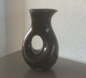 Niet of onleesbaar gesigneerd - BORMIOLI - ZWART GLAZEN KARAF kopen? Bied vanaf 1!