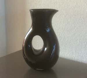 Niet of onleesbaar gesigneerd - BORMIOLI - ZWART GLAZEN KARAF verkocht voor € 1!