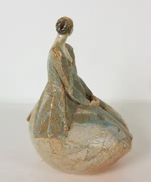 Willemijn van der Meer - Set van 6 keramieken sculpturen, Dames in jurk kopen? Bied vanaf 350!