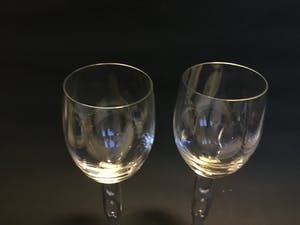 Corry Ammerlaan - 2 wijnglazen met verzilverde voet kopen? Bied vanaf 10!