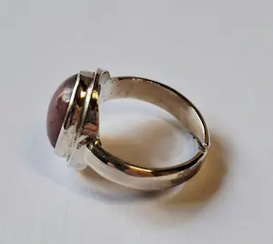 AcheterNieuwe Zilveren ring  met natuurlijke ovale halfronde  Robijn.? Enchérissez de 60!