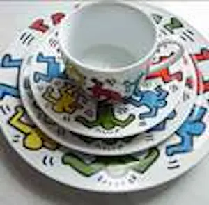 Keith Haring - Servies: 3 verschillende maten borden, 1 koffiekop en schotel kopen? Bied vanaf 250!