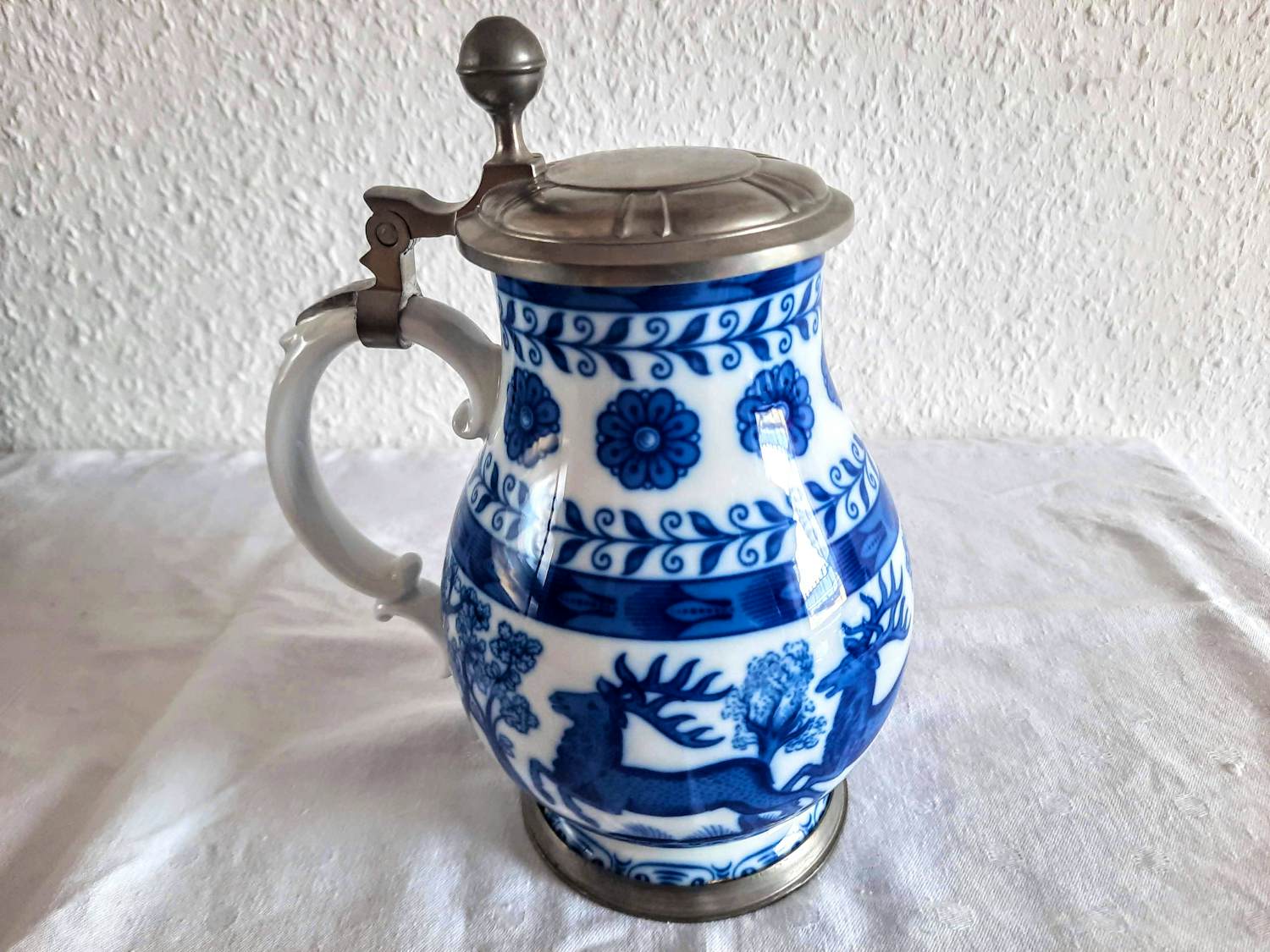 A.K. Kaiser Porzellan - Porzellan Krug Echt Kobald mit Zinndeckel Jagdmotiv 70er Jahre kopen? Bied vanaf 60!