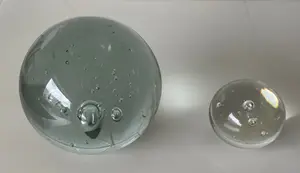 Niet of onleesbaar gesigneerd - Twee glazen Presse Papiers Uncontrolled Airbubbles kopen? Bied vanaf 1!