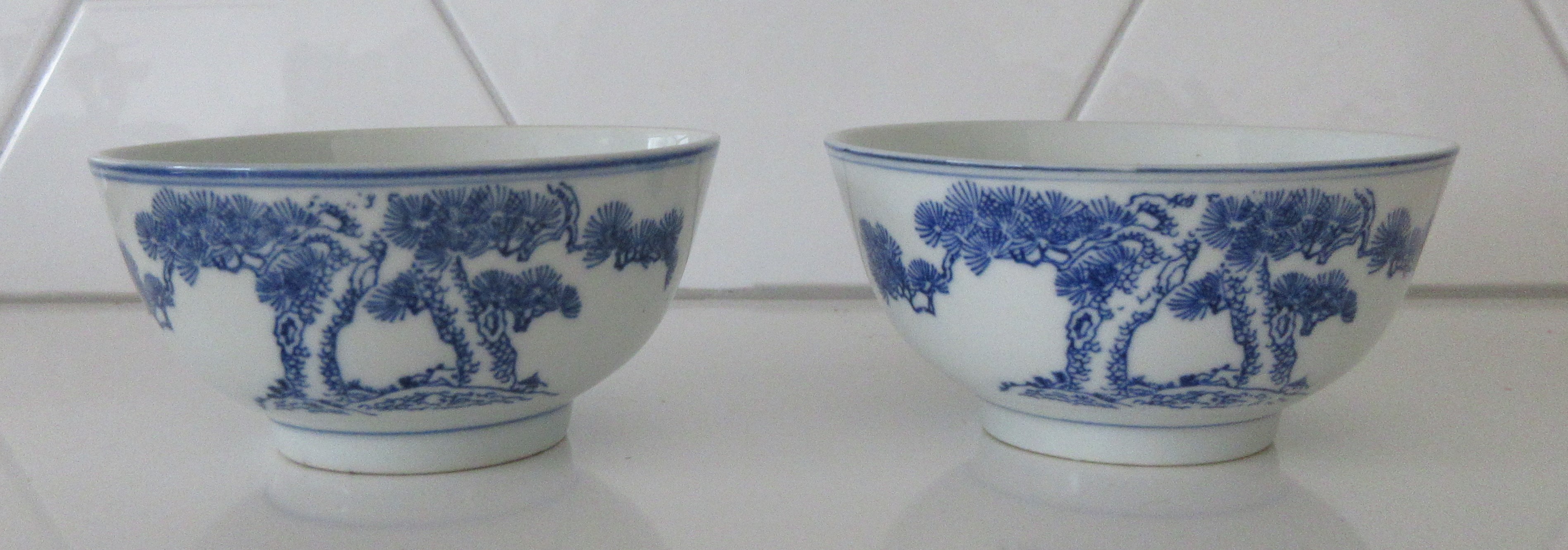 Niet of onleesbaar gesigneerd - Twee Chinese blauw witte porseleinen kommen verkocht voor € 1!