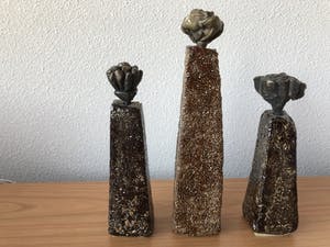 Jissy Keuenhof - 3 Moderne bronzen beelden op keramiek voet - in de vorm van een bloem. kopen? Bied vanaf 85!