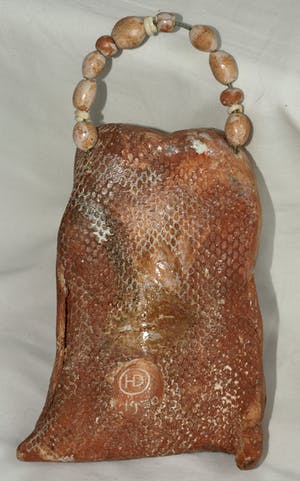 Heidi Daamen - Beeldje van keramiek , “2 Mensjes in een draagzak“ - gesigneerd - 1970 kopen? Bied vanaf 1!