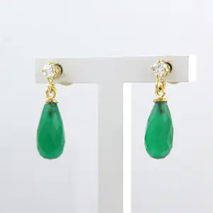 18k gouden oorhangers met groene chalcedoon en briljant geslepen diamant kopen? Bied vanaf 500!