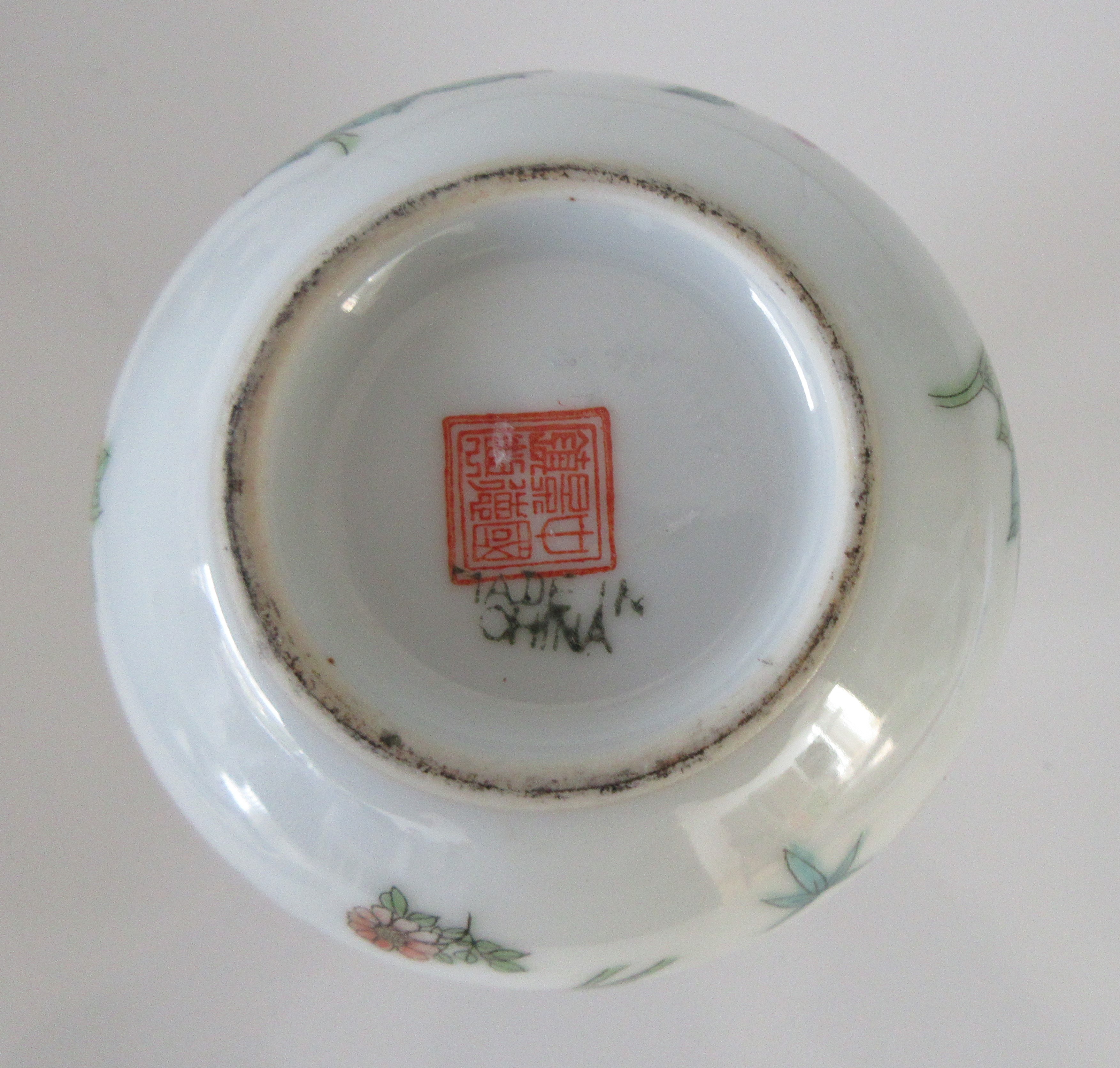 Niet of onleesbaar gesigneerd - Drie Chinese porseleinen Famille Rose vaasjes kopen? Bied vanaf 1!