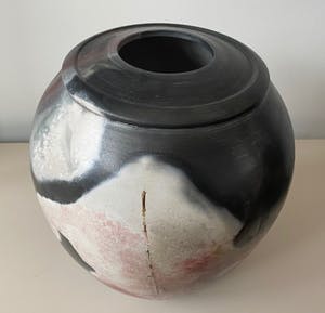 Niet of onleesbaar gesigneerd - Museale Studio Keramische Raku en paardenhaar deksel of urnvaas kopen? Bied vanaf 1!