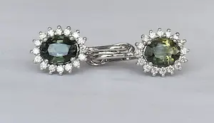 18-kt Witgouden oorbellen met groene saffier, ca 3,00 karaat en diamanten kopen? Bied vanaf 1100!
