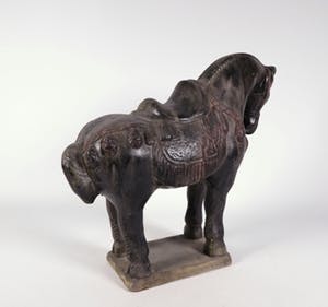 Niet of onleesbaar gesigneerd - Aardewerk, Twee polychroom beschilderde paarden kopen? Bied vanaf 10!