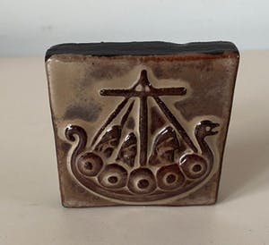 Niet of onleesbaar gesigneerd - Thyssen Keramik Denemarken - Siertegeltje Vikingsschip kopen? Bied vanaf 1!