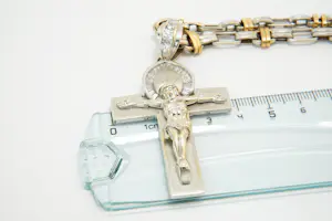 66- Opvallend 18Kt bi-color gouden collier + fraai vormgegeven 18Kt gouden kruis kopen? Bied vanaf 1800!