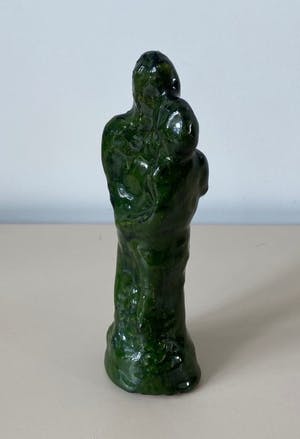 Niet of onleesbaar gesigneerd - Groen aardewerken figuur verliefd stel kopen? Bied vanaf 1!