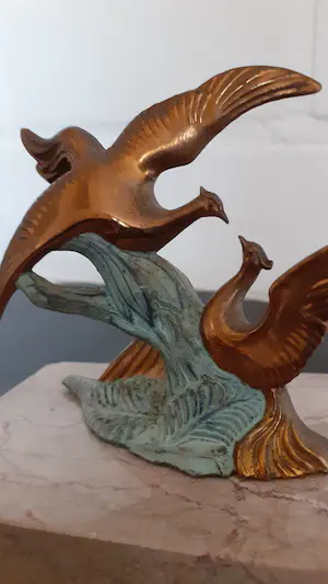 Niet of onleesbaar gesigneerd - ( naar Rochard ) Twee vechtende pauwen in boomstronk, brons/marmer kopen? Bied vanaf 1!