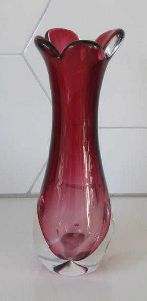 Niet of onleesbaar gesigneerd - Dubbelwandige Murano Sommerso Cranberry vrijgevormde vaas kopen? Bied vanaf 10!