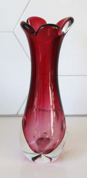 Niet of onleesbaar gesigneerd - Dubbelwandige Murano Sommerso Cranberry vrijgevormde vaas verkocht voor € 10!