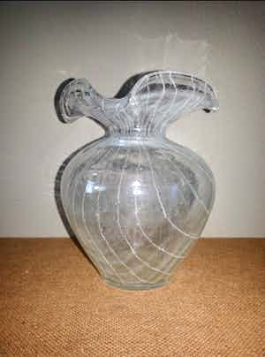 Niet of onleesbaar gesigneerd - Studio glazen vaas verkocht voor € 10!