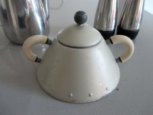 Alessi - Een peper en zoutvaatje, een melk-kannetje en een suikerpotje van Alessi kopen? Bied vanaf 12!