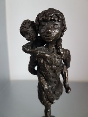 Astrid Veldhuyzen-Koppen - Beeld " Zusjes " kopen? Bied vanaf 40!