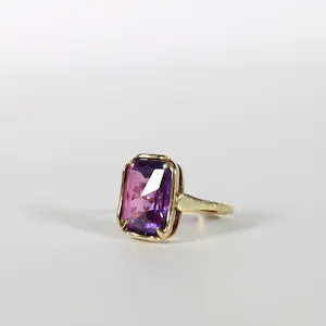 14k geelgouden ring met synthetische saffier kopen? Bied vanaf 150!