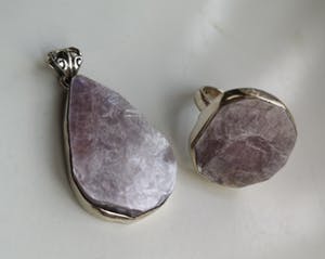 Niet of onleesbaar gesigneerd - hanger met ring met Flashy Lepidolite Mica kopen? Bied vanaf 10!