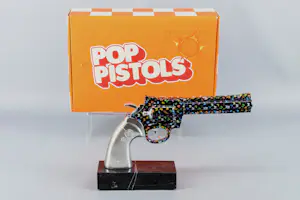 Diederik Van Apple - Kunststof beeld op marmeren voetstuk: Art Against War - Silver Butterfly Gun" kopen? Bied vanaf 399!